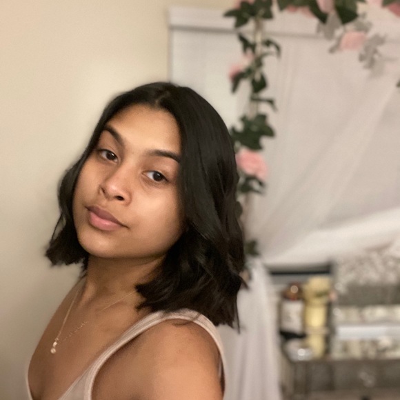 Meet your Posher, Alyssa - Picture 1 of 1